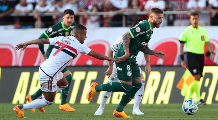 O jogador Zé Rafael, da SE Palmeiras, disputa bola com o jogador do São Paulo, durante partida válida pelo Campeonato Brasileiro, no Estádio do Morumbi. (Foto: César Greco)