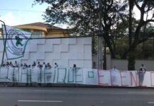 Protesto da torcida organizada do Palmeiras na sede da Crefisa