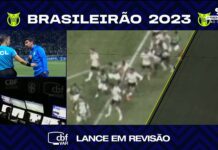 Lance revisado pelo VAR durante o jogo entre as equipes da SE Palmeiras e Flamengo, pelo Campeonato Brasileiro, no Allianz Parque. (Foto: Reprodução)