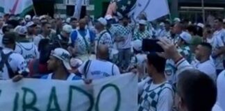 Mancha Alvi Verde protesta em frente ao clube social do Palmeiras