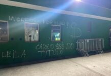 Muros da sede social do Allianz Parque foram pichados em protesto contra a diretoria do Palmeiras. (Foto: Reprodução)