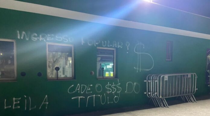 Muros da sede social do Allianz Parque foram pichados em protesto contra a diretoria do Palmeiras. (Foto: Reprodução)
