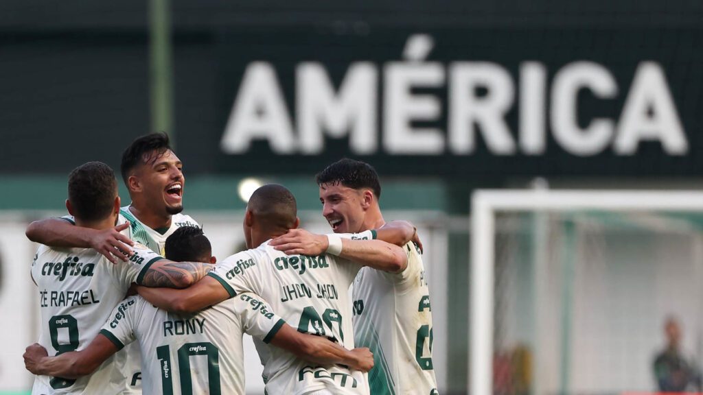 O jogador Rony, da SE Palmeiras comemora seu gol contra a equipe do América-MG, durante partida válida pela rodada 17 do Campeonato Brasileiro, na Arena Independência. (Foto: César Greco)