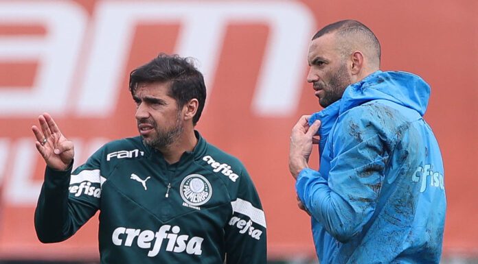 O técnico Abel Ferreira e o goleiro Weverton, da SE Palmeiras, durante treinamento, na Academia de Futebol. (Foto: César Greco)