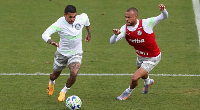 Os jogadores Dudu e Mayke, da SE Palmeiras, durante treinamento, na Academia de Futebol. (Foto: César Greco)