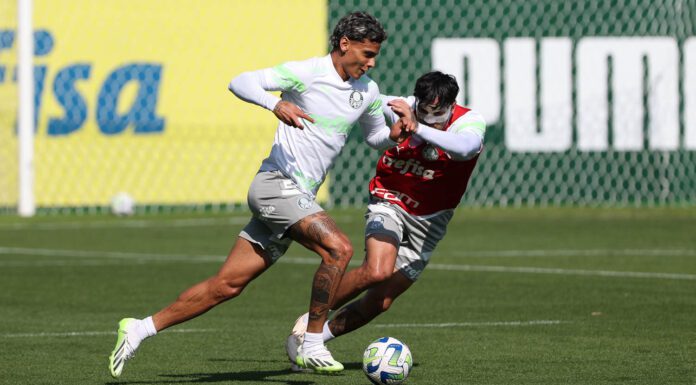 Os jogadores Richard Ríos e Gustavo Gómez (D), da SE Palmeiras, durante treinamento, na Academia de Futebol. (Foto: Cesar Greco/Palmeiras/by Canon)