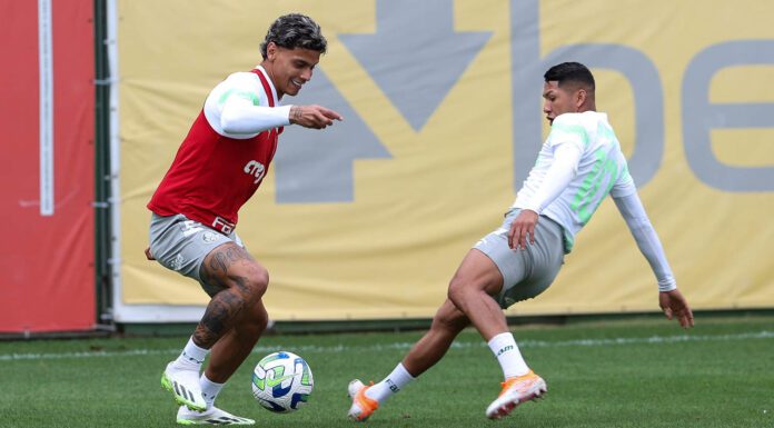 Os jogadores Richard Ríos e Rony, da SE Palmeiras, durante treinamento, na Academia de Futebol. (Foto: César Greco)