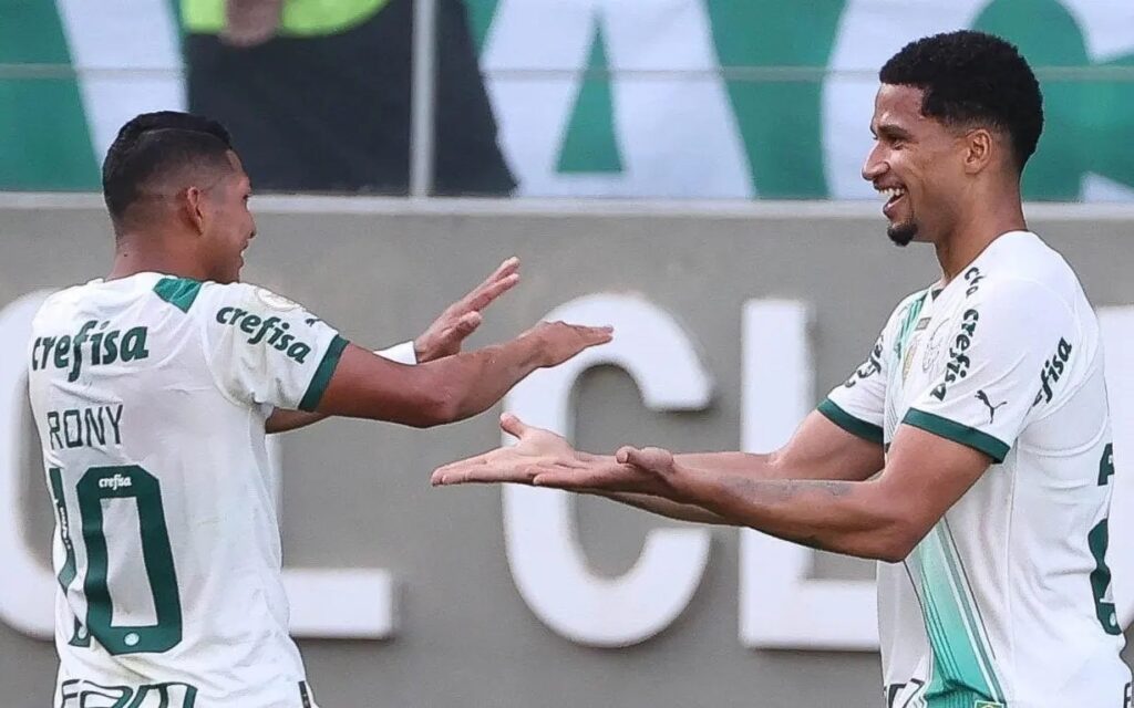 Os jogadores Rony e Murilo, da SE Palmeiras, em jogo contra a equipe do América-MG, pelo Campeonato Brasileiro, no Estádio Independência. (Foto: César Greco)
