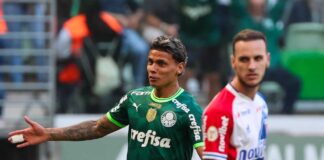 Richard Rios comemora gol do Palmeiras diante do Fortaleza
