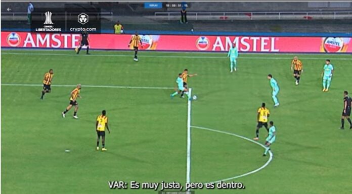 Análise do VAR do pênalti marcado em Rony durante a partida entre Deportivo Pereira e Palmeiras, pelo jogo de ida das quartas de final da Libertadores, na Colômbia. (Foto: Reprodução)