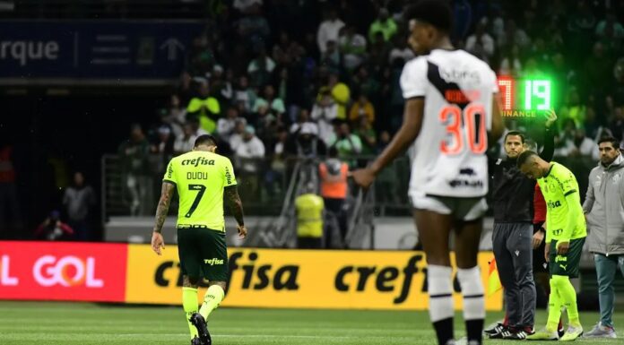 Dudu deixa o campo no primeiro tempo, após torção no joelho direito, em Palmeiras x Vasco. (Foto: Foto: Marcos Ribolli)