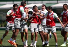 Jogadores do Palmeiras brincam com Gustavo Gómez no treinamento