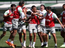 Jogadores do Palmeiras brincam com Gustavo Gómez no treinamento