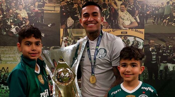 O atacante Dudu, da SE Palmeiras, e seus filhos. (Foto: César Greco)