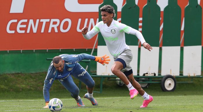 O goleiro Weverton e o jogador Richard Ríos, da SE Palmeiras, durante treinamento, na Academia de Futebol. (Foto: César Greco)