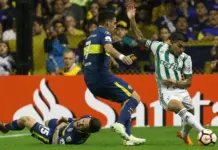 O jogador Dudu, da SE Palmeiras, disputa bola com o jogador Pavón, do CA Boca Juniors, durante partida válida pela fase de grupo, quarta rodada, da Copa Libertadores, no Estádio La Bombonera.