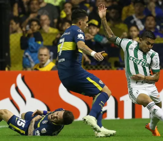 O jogador Dudu, da SE Palmeiras, disputa bola com o jogador Pavón, do CA Boca Juniors, durante partida válida pela fase de grupo, quarta rodada, da Copa Libertadores, no Estádio La Bombonera.