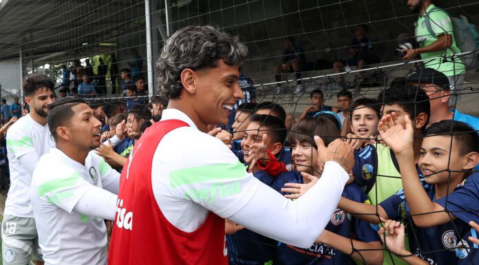 O jogador Richard Ríos, da SE Palmeiras, cumprimenta os jogadores das categorias de base do Sócrates Valência, após treinamento. (Foto: César Greco)