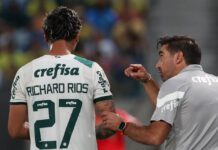 O jogador Richard Ríos e o técnico Abel Ferreira, da SE Palmeiras, durante partida contra o Cuiabá, pelo Campeonato Brasileiro, na Arena Pantanal. (Foto: César Greco)