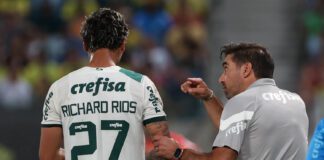 O jogador Richard Ríos e o técnico Abel Ferreira, da SE Palmeiras, durante partida contra o Cuiabá, pelo Campeonato Brasileiro, na Arena Pantanal. (Foto: César Greco)