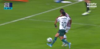 O jogador Rony, da SE Palmeiras, atingido por uma cotovelada de Marlon, dentro da área, no jogo contra a equipe do Fluminense, no Estádio do Maracanã. (Foto: Reprodução)