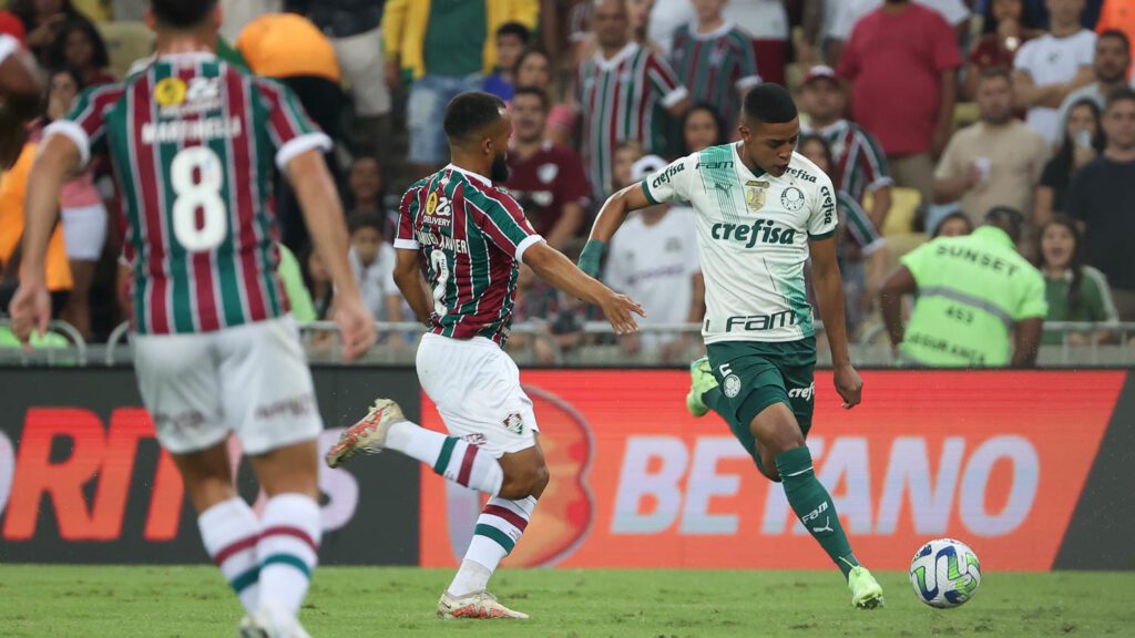O jogador Vanderlan, da SE Palmeiras, disputa bola com o jogador do Fluminense, durante partida válida pelo Campeonato Brasileiro, no Estádio do Maracanã. (Foto: César Greco)