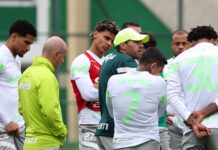 O técnico Abel Ferreira, da SE Palmeiras, conversa com o elenco durante treinamento, na Academia de Futebol. (Foto: César Greco)