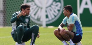 O técnico Abel Ferreira e o jogador Dudu (D), da SE Palmeiras, durante treinamento, na Academia de Futebol. (Foto: Cesar Greco)