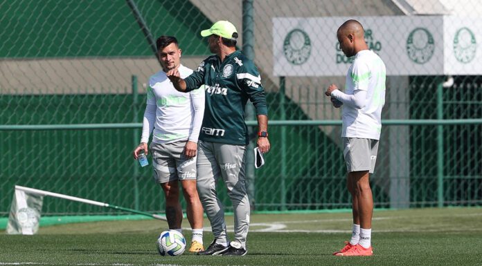 O técnico Abel Ferreira e os jogadores Mayke e Artur, da SE Palmeiras, durante treinamento, na Academia de Futebol. (Foto: César Greco)