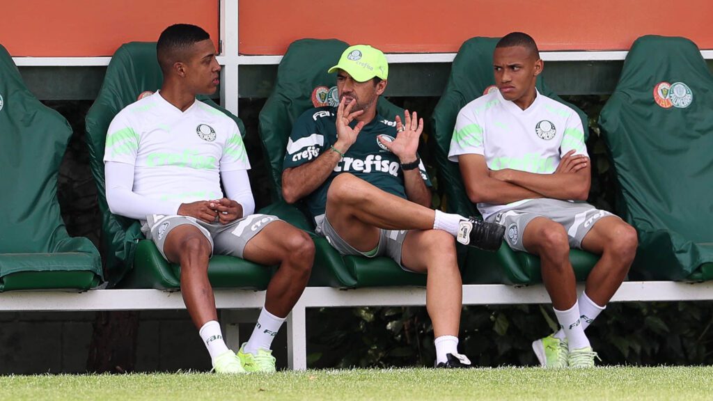 Abel Ferreira conversa com jogadores na Academia de Futebol.