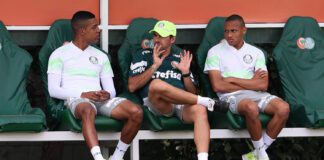 Abel Ferreira conversa com jogadores na Academia de Futebol.