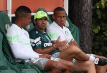 Abel Ferreira, Vanderlan e Jhon Jhon conversam na Academia de Futebol do Palmeiras