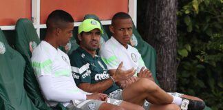 Abel Ferreira, Vanderlan e Jhon Jhon conversam na Academia de Futebol do Palmeiras