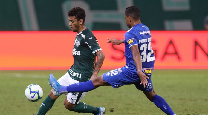 O jogador Marcos Rocha, da SE Palmeiras, disputa bola com o jogador Pedro Rocha, do Cruzeiro EC, durante partida válida pela décima nona rodada, do Campeonato Brasileiro, Série A, na arena Allianz Parque.
