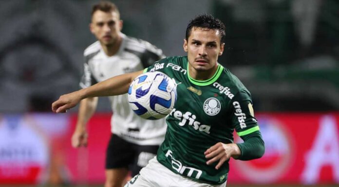 Raphael Veiga, do Palmeiras, em ação diante do Atlético-MG