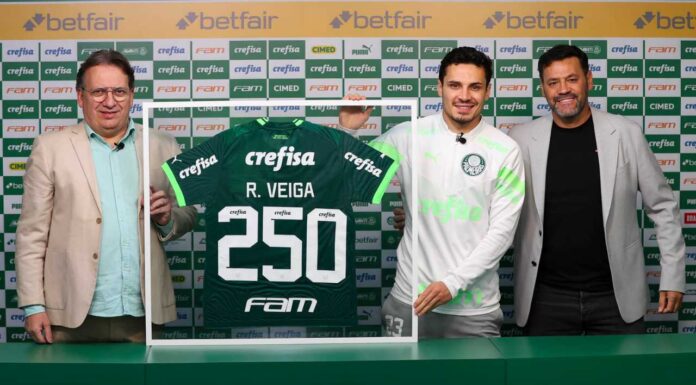 Raphael Veiga é homenageado pelo Palmeiras