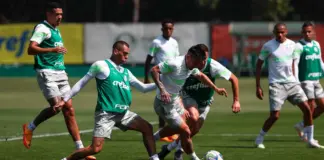 Artur, do Palmeiras, treina com companheiros na Academia de Futebol