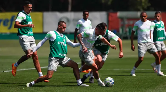 Artur, do Palmeiras, treina com companheiros na Academia de Futebol