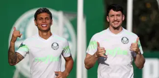 Os jogadores Richard Ríos e Joaquín Piquerez (D), da SE Palmeiras, durante treinamento, na Academia de Futebol. (Foto: Cesar Greco/Palmeiras/by Canon)