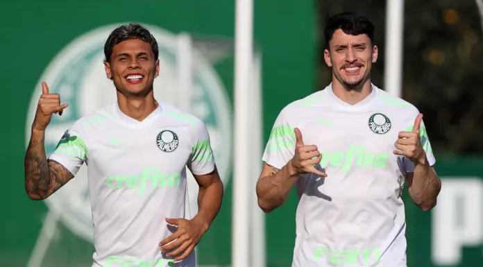 Os jogadores Richard Ríos e Joaquín Piquerez (D), da SE Palmeiras, durante treinamento, na Academia de Futebol. (Foto: Cesar Greco/Palmeiras/by Canon)