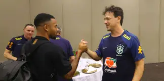 Gabriel Jesus, ex-Palmeiras, cumprimenta Fernando Diniz, técnico da Seleção Brasileira