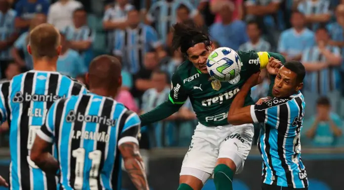 Gustavo Gómez, do Palmeiras, em lance contra o Grêmio