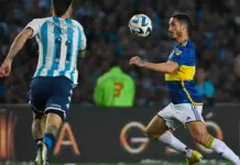 Jogador do Boca Juniors controla a bola diante do Racing
