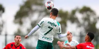 Jogador do Palmeiras Sub-20 disputa bola de cabeça