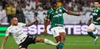 Maycon, do Corinthians, entra forte na perna de Endrick, do Palmeiras