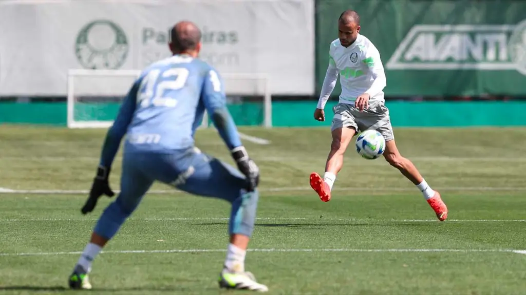 Mayke cruza bola em treino do Palmeiras na Academia de Futebol