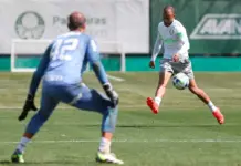 Mayke cruza bola em treino do Palmeiras na Academia de Futebol