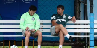 O técnico Abel Ferreira e o analista de desempenho Tiago Costa (E), da SE Palmeiras, durante treinamento no CT do Grêmio. (Foto: Cesar Greco/Palmeiras/by Canon)