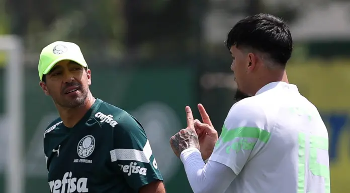 O técnico Abel Ferreira e o jogador Gustavo Gómez (D), da SE Palmeiras, durante treinamento na Academia de Futebol. (Foto: Cesar Greco/Palmeiras/by Canon)