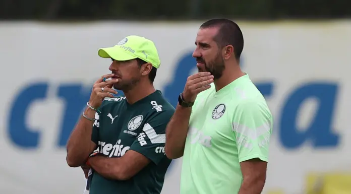 O técnico Abel Ferreira e o preparador físico João Martins (D), da SE Palmeiras, durante treinamento, na Academia de Futebol. (Foto: Cesar Greco/Palmeiras/by Canon)